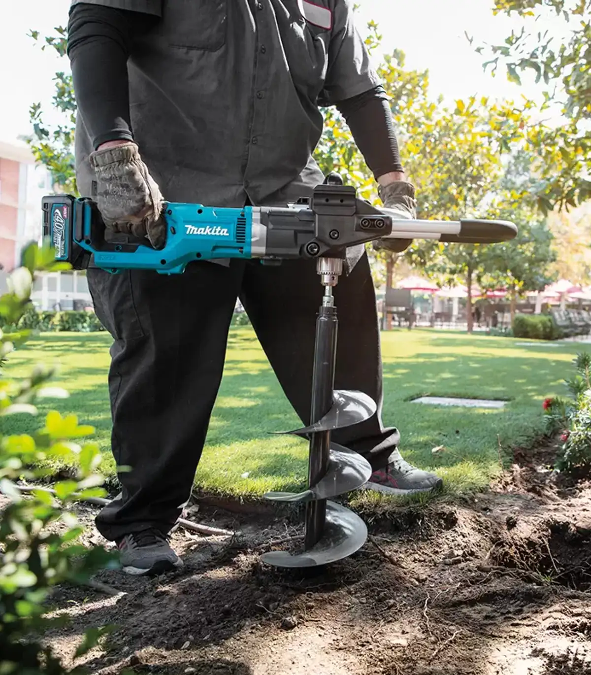 XGT Makita 40V - Akumulatorski bušač za zemlju u setu sa baterijom 4.0 Ah i brzim punjačem 40V XGT DG001GM105