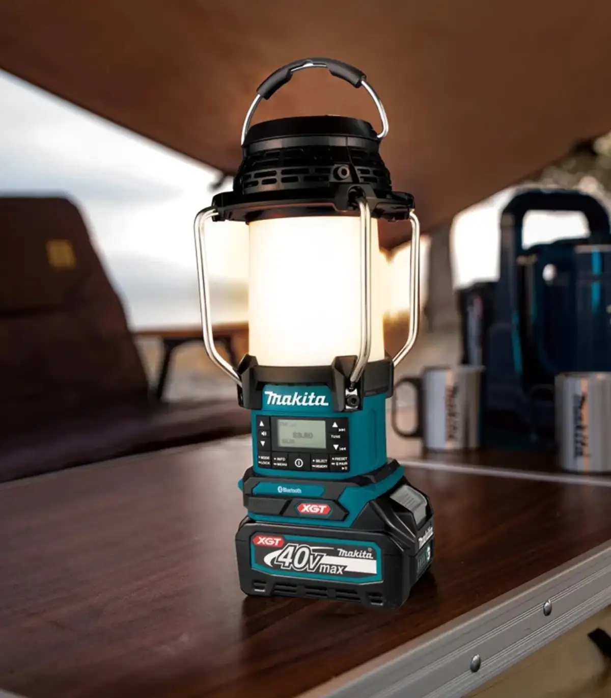 XGT Makita 40V - Akumulatorski radio + svjetiljka lampa 2u1 40V XGT MR009GZ