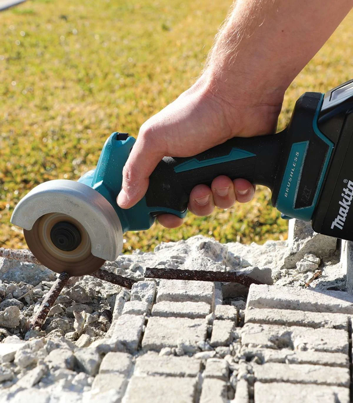 Makita - Akumulatorski kompaktni rezač DMC300Z SOLO
